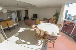 Amplo apartamento com 03 suítes.